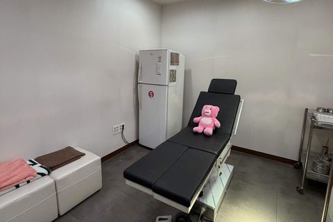 미소의원 처치실 — 시술 의자와 무영등